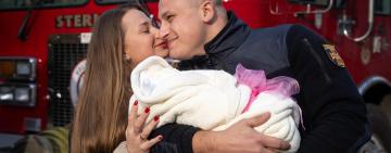 З пологового будинку – на пожежній автівці: на Одещині рятувальник влаштував незвичайну зустріч дружині з пологового