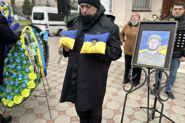 Вивів 16 побратимів з оточення: на Одещині попрощались із 19-річним добровольцем  Максимом Очеретним
