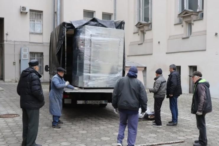 Найбільша одеська бібліотека отримала величезну диво-машину для порятунку старовинних книг