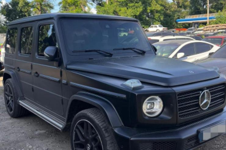 Суд конфіскував елітний Mercedes чиновника міграційної служби на Одещині