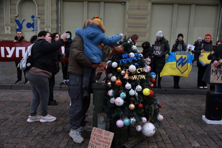 В  Одесі поставили "альтернативну" ялинку, яка нагадує про полонених та зниклих безвісти військовослужбовців
