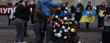 В  Одесі поставили "альтернативну" ялинку, яка нагадує про полонених та зниклих безвісти військовослужбовців