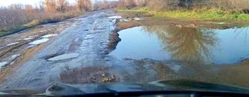 Коли почують наших жителів? Жителька Лісків показала критичний стан дороги до центру громади (відео)