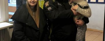 Блукав босоніж засніженими дорогами: поліція Одещини врятувала 5-річного хлопчика