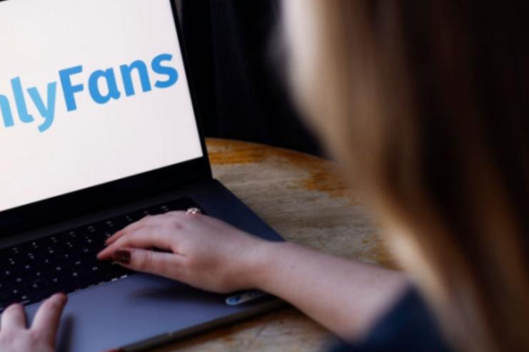Модель Onlyfans та Pornhub похвалилася манікюрниці в Одесі великими заробітками, а та здала її поліції, — ухвала суду