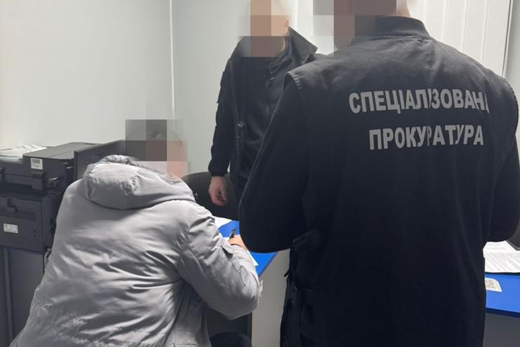 Не сподобалось спілкування з дитиною: військовослужбовцю, який завдав тілесних ушкоджень вчителю, повідомлено про підозру