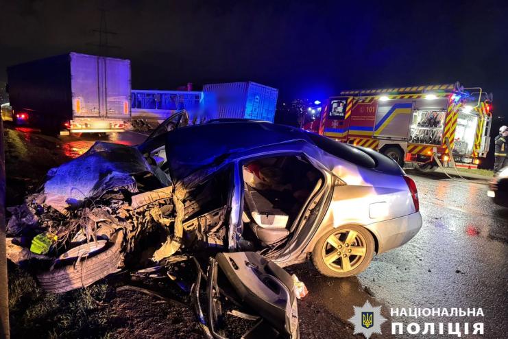 Поліцейські встановлюють обставини смертельної ДТП за участю пасажирського автобуса і легковика