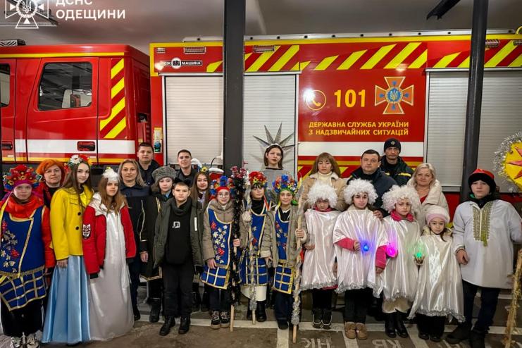 Колядки для рятувальників: дітки Одещини привітали вогнеборців із Різдвом