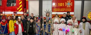 Колядки для рятувальників: дітки Одещини привітали вогнеборців із Різдвом