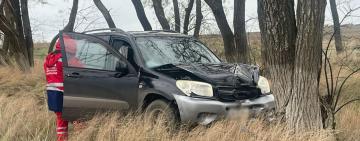 Водій загинув на місці: на Одещині легковик влетів у дерево