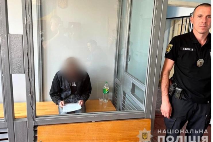 26-річний житель Подільського району, якого поліцейські викрили у заподіянні смертельних тілесних ушкоджень батькові, отримав обвинувальний вирок суду