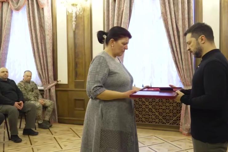 Зеленський нагородив родину захисника з Одещини, який загинув у рукопашному бою з окупантом