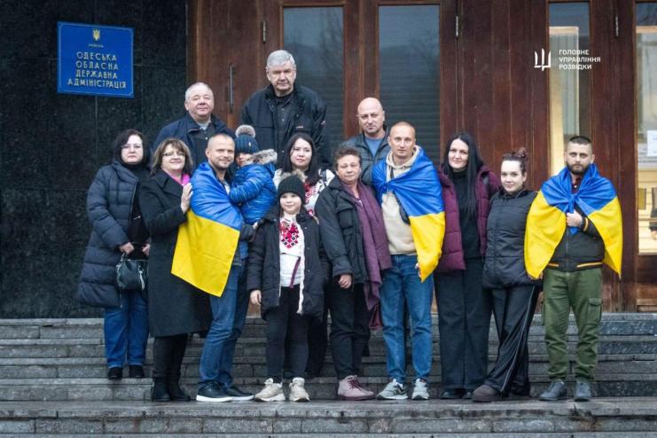 Українські моряки, звільнені з єменського полону, повернулися додому в Одесу