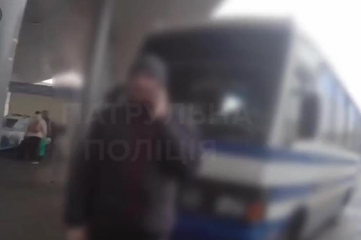 В Одесі на автостанції «Привоз» поліція намагалася затримати чоловіка: подробиці