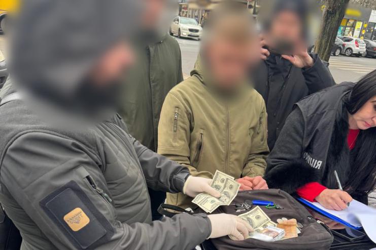 1000 доларів за фіктивну повістку: на Одещині викрили військовослужбовця на хабарництві