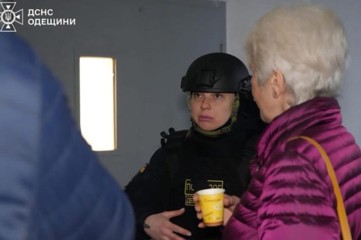 Рятувальники ліквідують наслідки нічної дронової атаки в Одесі