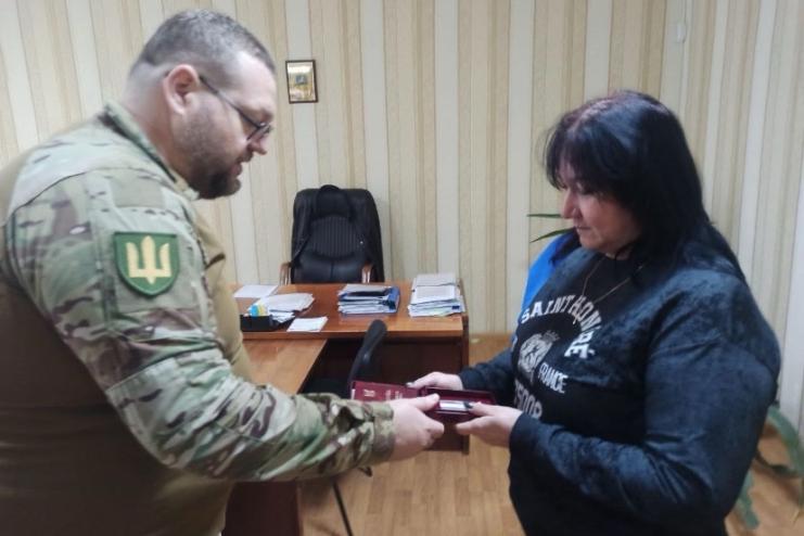 Вшанування пам’яті Героя: в Арцизі  родині загиблого захисника Івана Камнєва вручили державну нагороду