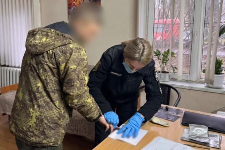Пограбував пасажирку маршрутного автобуса: зловнисника затримали