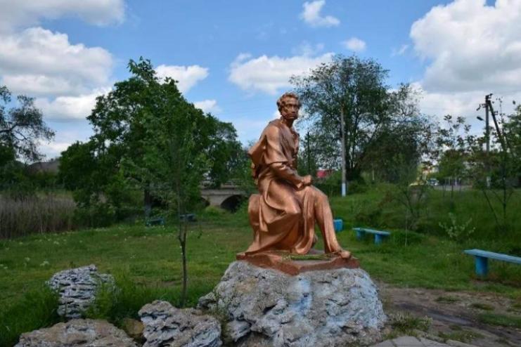 У Татарбунарах в межах декомунізації демонтували дві дошки, а пам’ятник Пушкіну залишився