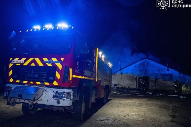 На Одещині горіла стара ферма