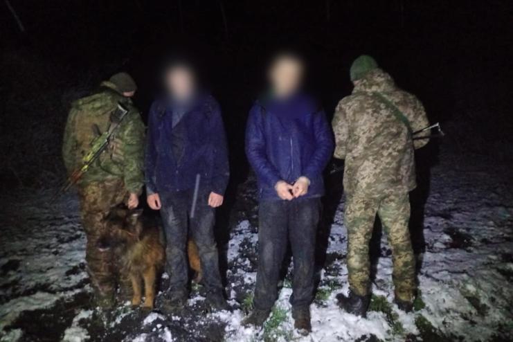 Попереджувальні постріли та службовий пес: як на Одещині затримали двох порушників кордону