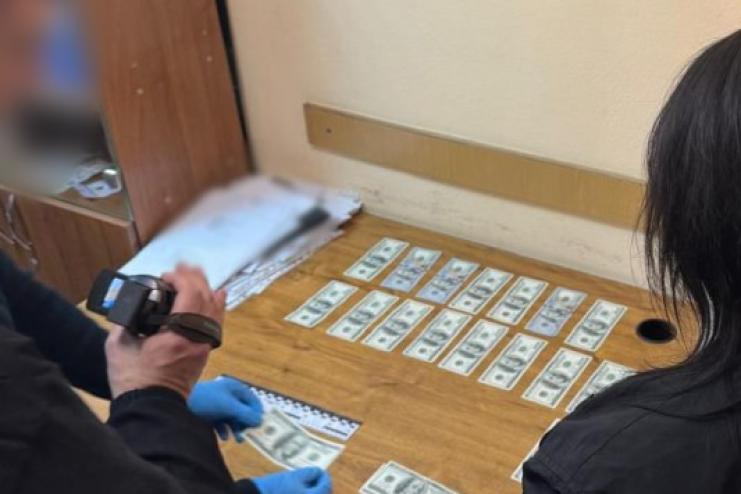 Посадовицю міської ради Одещини затримали на хабарі: вимагала «відкат» за дозвільну документацію
