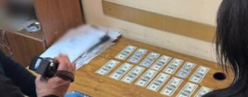 Посадовицю міської ради Одещини затримали на хабарі: вимагала «відкат» за дозвільну документацію