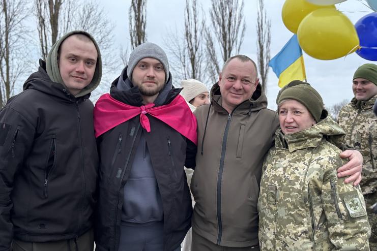На Одещині прикордонника зустріли батьки після полону