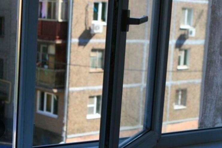 В Одесі з вікна багатоповерхівки випали мати з дитиною