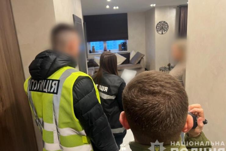 Нацполіція провела двоетапну спецоперацію з ліквідації злочинної організації, які легалізовувала через банківські рахунки тисяч підставних осіб мільйонні прибутки