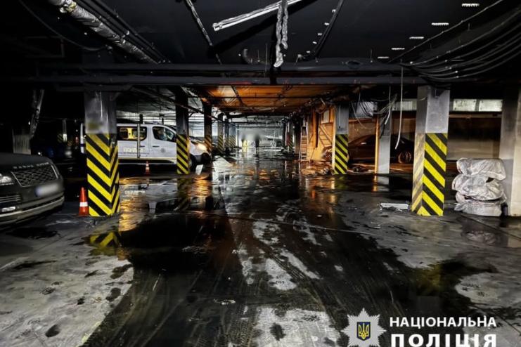Одеські поліцейські затримали зловмисника, який вчинив підпал автівок у підземному паркінгу в Аркадії
