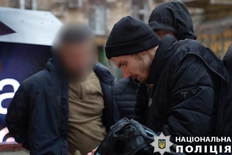 В Одесі поліція та СБУ затримали киянина за продаж гуманітарної допомоги