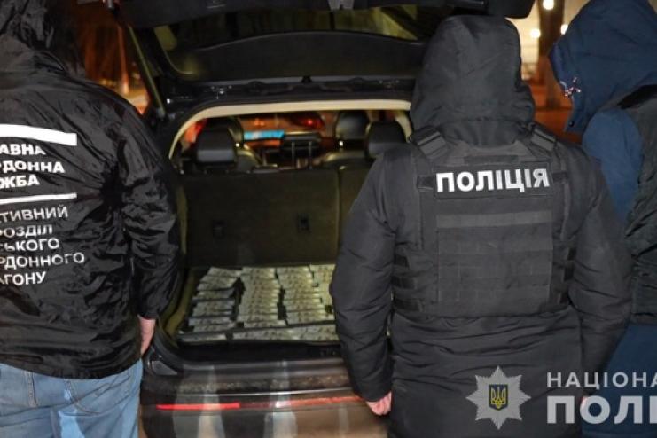 15 000 доларів за відстрочку від мобілізації: поліцейські викрили 37-річного одесита в організації незаконного переправлення  чоловіків через кордон