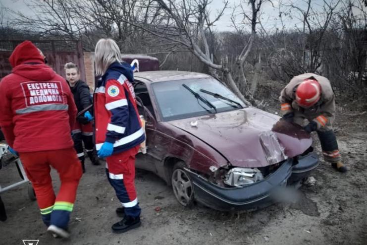 Сьогодні на Одещині рятувальники деблокували чоловіка з понівеченої автівки