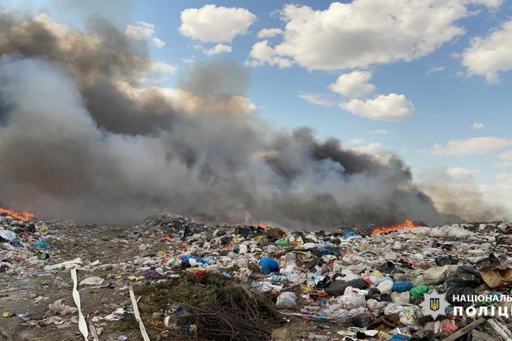 Ігнорування вимог експлуатації полігону відходів призвело до пожежі та забруднення повітря: на Одещині поліцейські повідомили підозру посадовцю