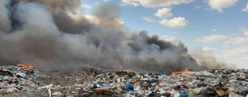 Ігнорування вимог експлуатації полігону відходів призвело до пожежі та забруднення повітря: на Одещині поліцейські повідомили підозру посадовцю