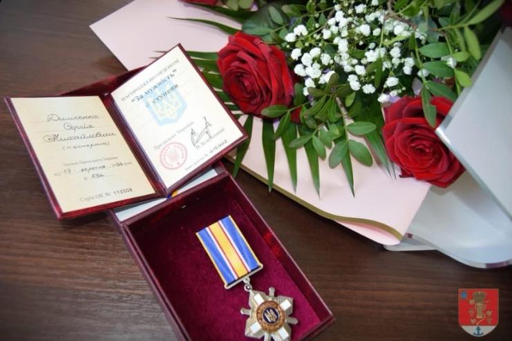 У Білгород-Дністровському орденом «За мужність» ІІІ ступеню (посмертно) було відзначено захисників Сергія Димченка та Сергія Савочку