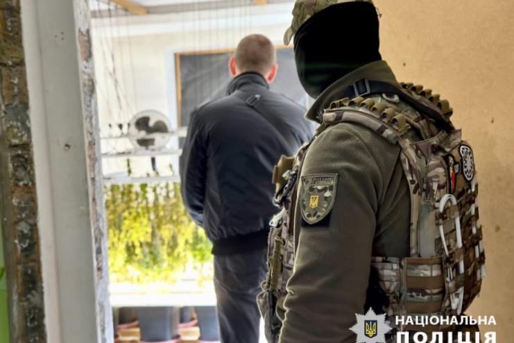 Поліцейські відправили на лаву підсудних 50-річного одесита, який облаштував квартиру під вирощування конопель та виготовлення канабісу