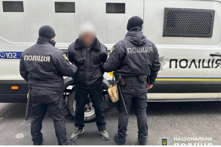 Поліцейські  затримали чоловіка, який на замовлення підпалив автівку в житловому кварталі Одеси