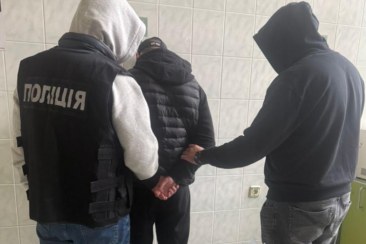 В Одесі викрили схему незаконного виїзду за кордон: зловмисник оформлював «індульгенції» для ухилянтів
