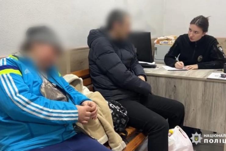 Розвозили скутером «закладки» з метадоном: поліцейські затримали цивільне подружжя, яке збувало наркотики на території Одеси
