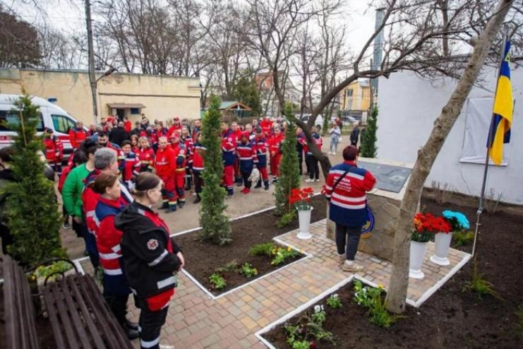 В Одесі відкрили сквер на честь Сергія Ротару – фельдшера, який загинув внаслідок ракетної атаки, рятуючи людей