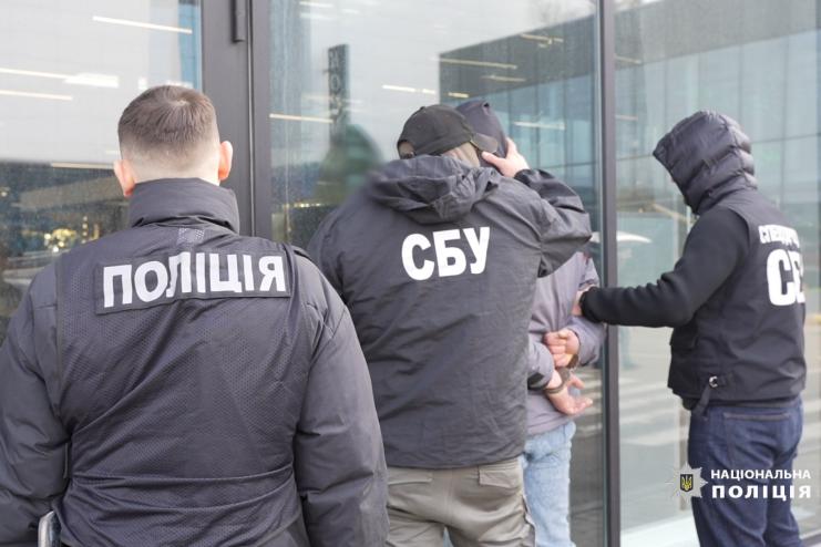 На Одещині затримали двох військовослужбовців, які вимагали 6000 доларів за зняття з розшуку