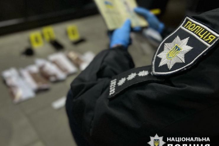В Одесі поліцейські попередили розповсюдження партії наркотичного засобу та затримали наркоділка
