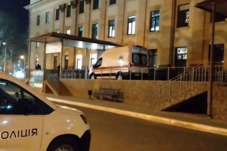 Криваве застілля: в Ізмаїлі чоловік поранив ножем жінку та вигнав її на вулицю