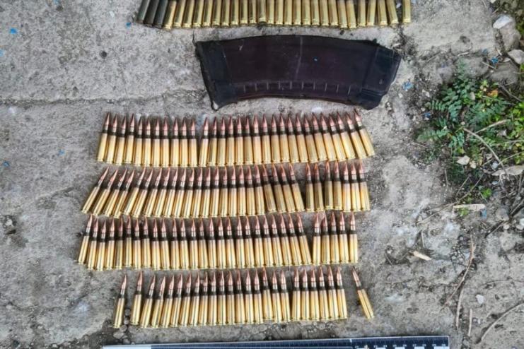 Зберігав вдома небезпечний арсенал: поліцейські викрили 36-річного жителя Подільського району у незаконному поводжені зі зброєю, боєприпасами та вибухівкою