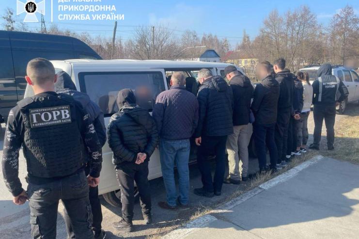 На Житомирщині викрили перевізницю з Одещини, що переправляла чоловіків за кордон