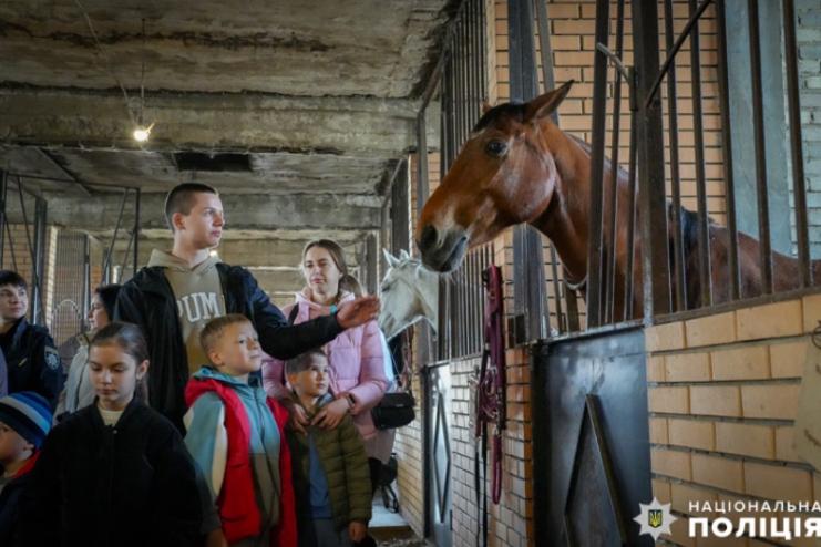 В Одесі для поранених захисників та дітей поліцейських провели екскурсію у кінний клуб