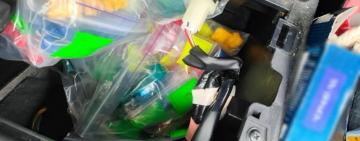 В Одесі поліція затримала двох чоловіків, у яких виявили 331 згорток із ймовірними наркотиками