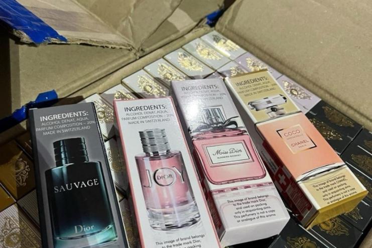 На українсько-молдовському кордоні викрили чоловіка із великою партією підробних парфумів відомих марок